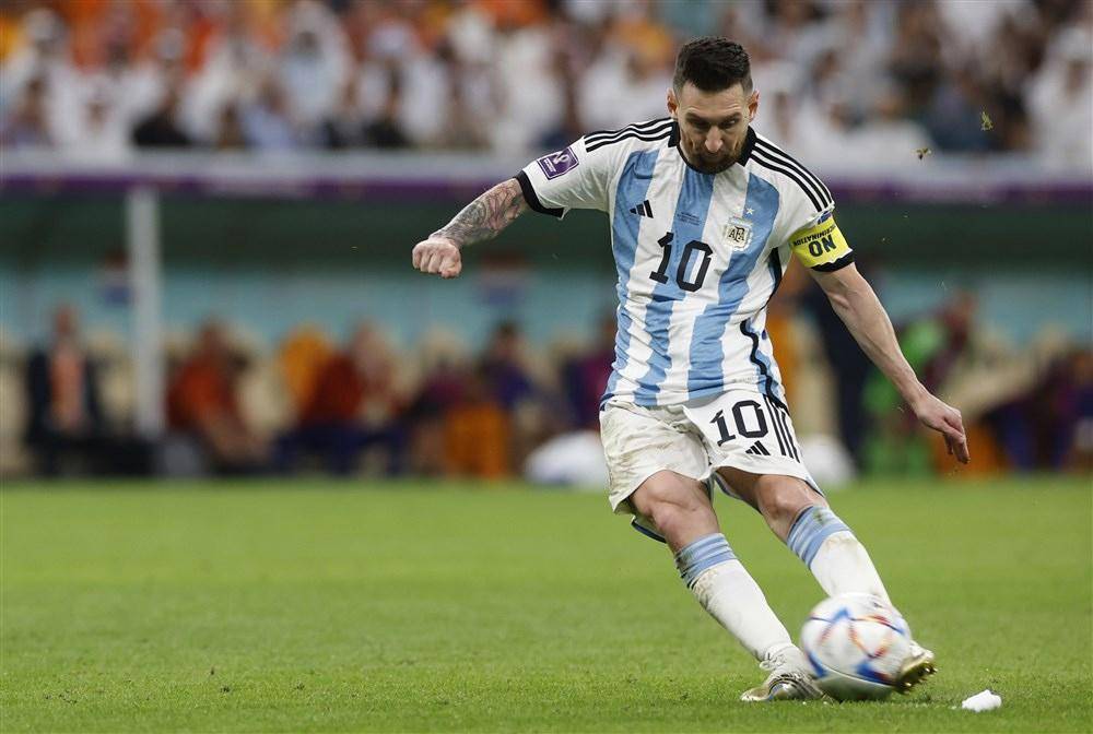 C7娱乐-梅西在RNG比赛中关键助攻，挺进下一轮引发热议！的简单介绍